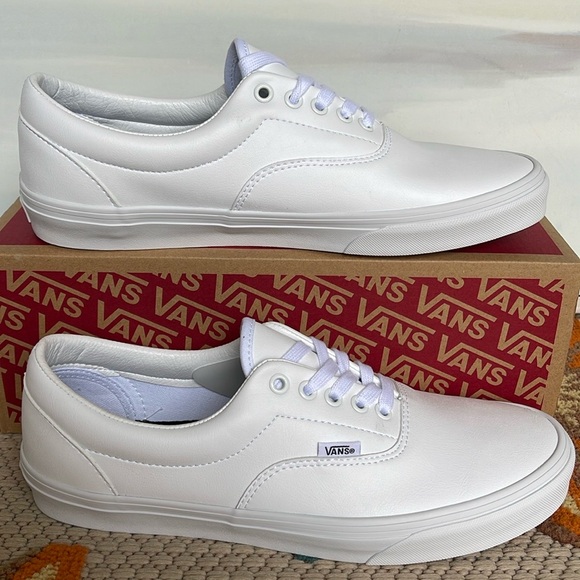 Vans Men’s Era Classic Tumble)Truewhite
VN0A38FRODJ
Sneakers - Picture 16 of 16